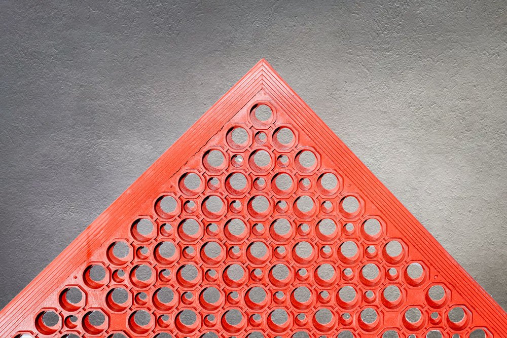 uploads_vik/big-021123110625oil-resistant-bevelled-edge-mat.jpg